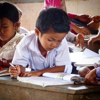 mission-humanitaire-cambodge-emmanuelle-pinelli-montpellier-management-enfant-garcon-ecole