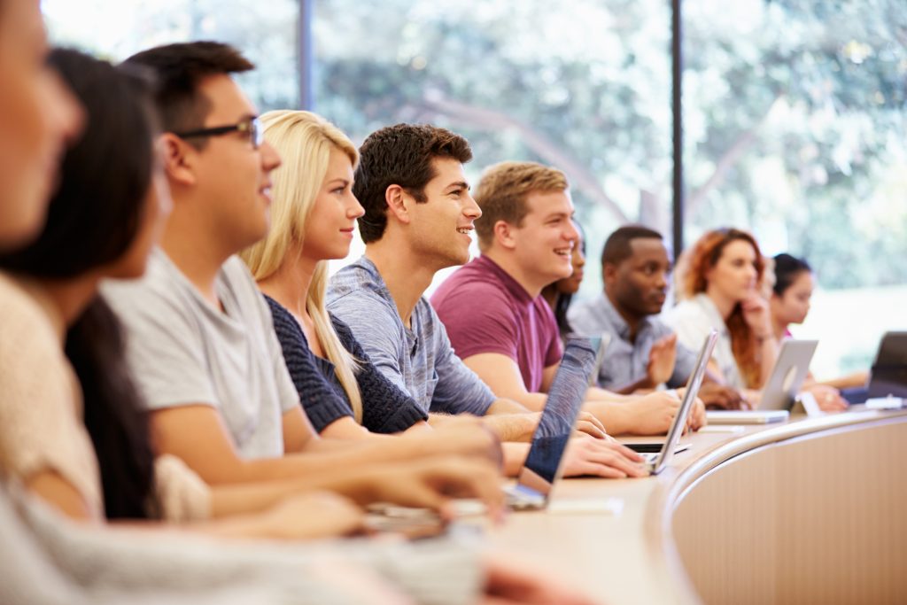 Class Of University Students Using Laptops In Lecture Ouverture des inscriptions au DU Anglais Préparation à la certification TOEIC 2019/2020 - Montpellier Management